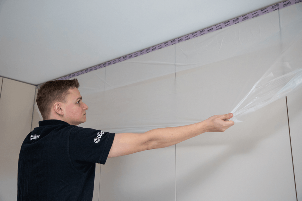 Pro-Masker Washi Delikatne Powierzchnie rozwijana przez mężczyznę